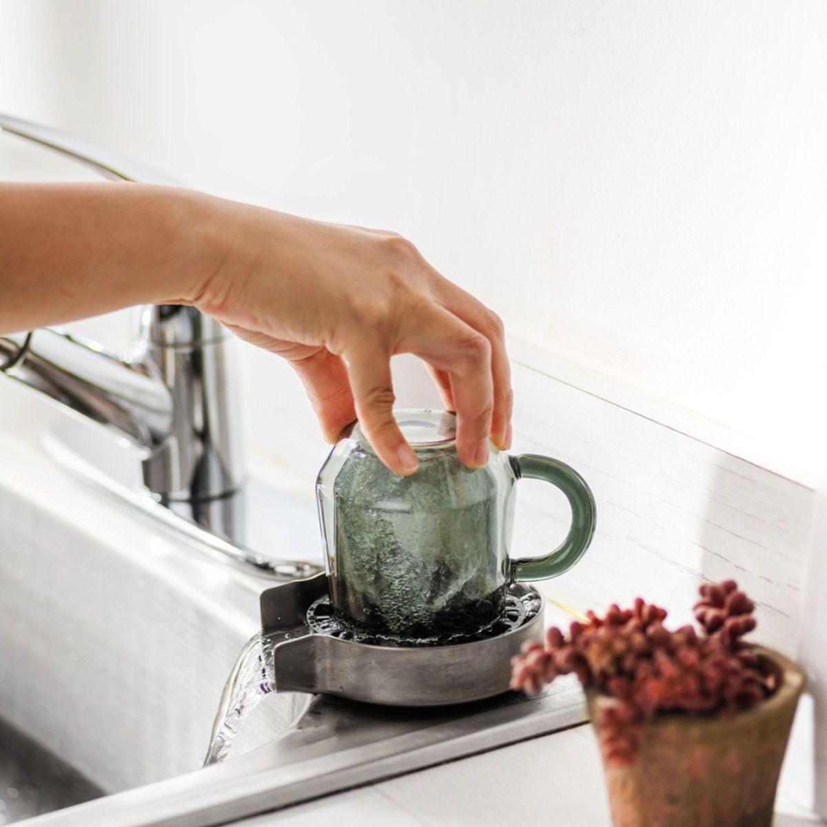 Glass Rinser For Kitchen Sinks With Wobble Plate